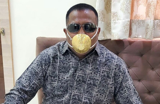 Koronavirüse karşı 4 bin dolarlık altın maske yaptırdı