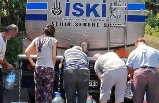 İstanbul'da bidonla su kuyruğu! Bakan Mustafa Varank paylaştı