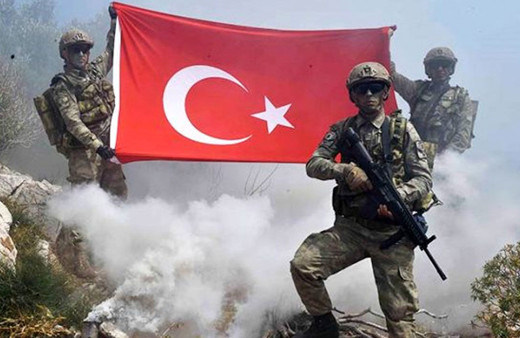 Komandolar PKK'nın sözde 'özel kuvvetler kampı' Mervanis'e bayrağımızı dikti