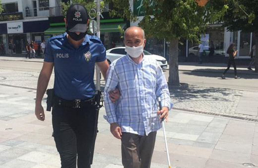 Aksaray'da gideceği yönü şaşıran görme engelliye polis yardım etti