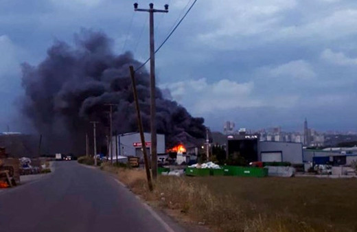 Gebze’de geri dönüşüm tesisi alev alev yandı! Korkunç anlar kamerada