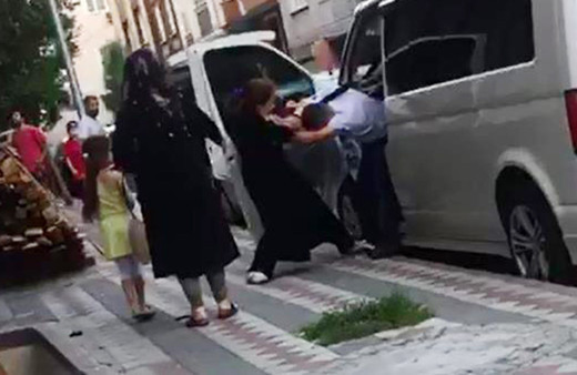 Minibüste kocasını başka kadınla yakalayınca saçını başını yoldu