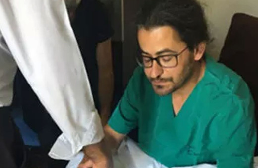 Koronavirüs kavgasında doktoru darp ettiler