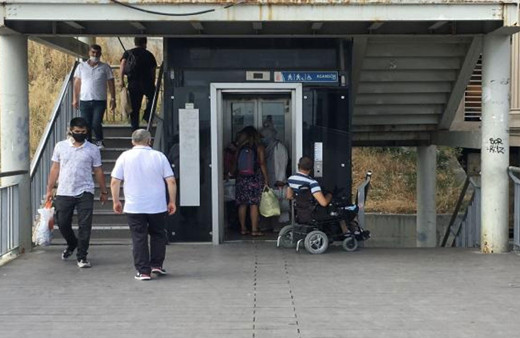 Metrobüs durağında engelliye asansör ayıbı