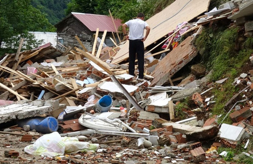 Doğu Karadeniz'de sağanak sel ve heyelana yol açtı: Evler çöktü, yollar kapandı