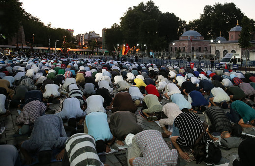 Ayasofya Meydanı'nda akşam namazı kılındı