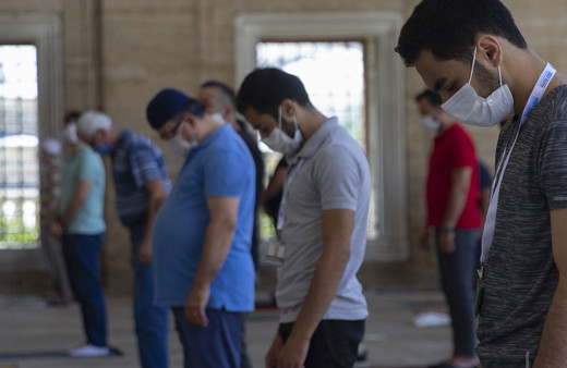 Selimiye Camisi'nde sosyal mesafeye uyularak cuma namazı kılındı