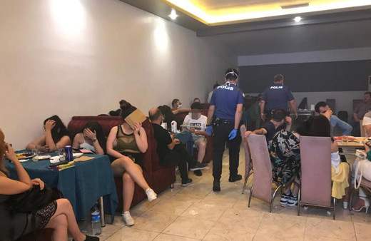 Konya'da eğlence merkezine polis baskını! 45 kişiye cezalar yağmur gibi yağdı