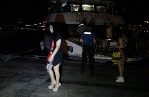 Bebek'teki 150 kişilik yat partisine polis baskını