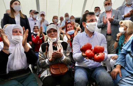 Ekrem İmamoğlu, pazara annesiyle gitti! Önümüzdeki 1,5 yıl zor geçecek