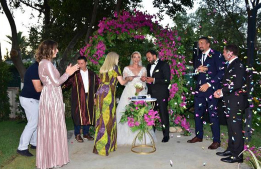 Ünlü sunucu Cansu Canan Özgen evlendi