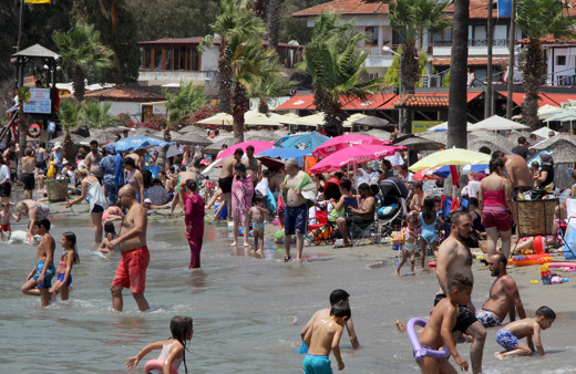 Muğla'da 'Sakin kent' diyorlar 350 kişilik plaja 3 bin kişi akın etti