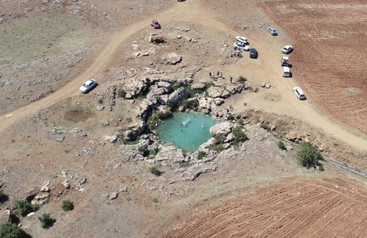 Sivas'ta uyuz olanların girdiği göle akın ettiler çorak arazide yaşanan deniz havası