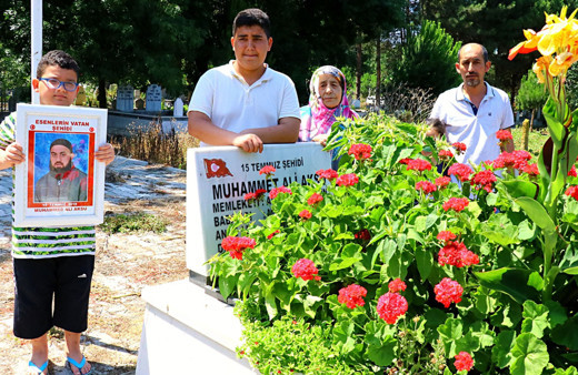 Cuntacıların tankla ezerek şehit ettiği Muhammet Aksu mezarı başında anıldı