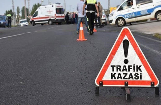 Esenyurt'ta minibüs ile otomobil çarpıştı