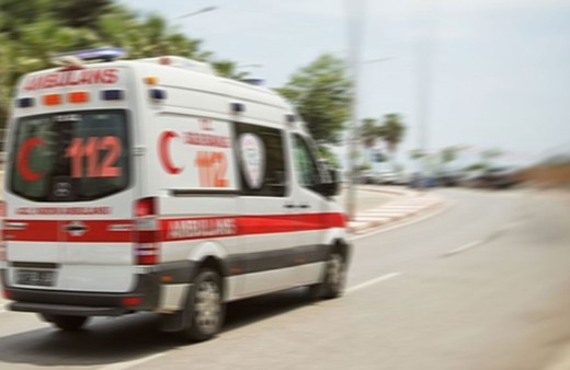 Ambulansa yol vermeyen sürücüye para cezası uygulanarak ehliyetine el konuldu