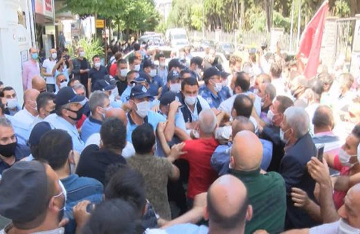 Bakırköy Belediyesi önünde pazarcılar kapanan semt pazarı için eylem yaptı