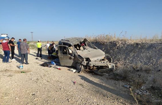 Konya'da kontrolden çıkan otomobil hurdaya döndü