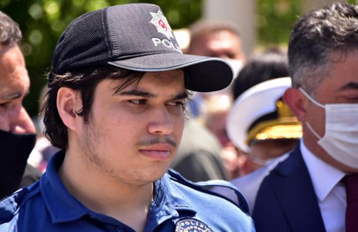 Şehit babasını polis üniformasıyla son yolculuğa uğurladı