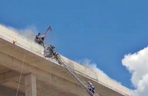 Tunceli'de inşaat halindeki binada çıkan yangında mahsur kalan 2 işçi son anda kurtarıldı