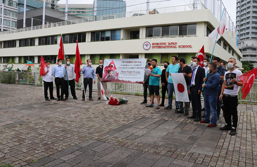 Japonya'da FETÖ'ye ait okulun önünde terör örgütü protestosu