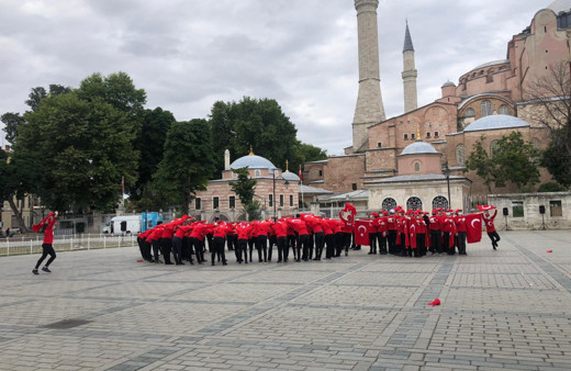 Ayasofya Cami önündeki 15 Temmuz koreografisi izleyenleri mest etti