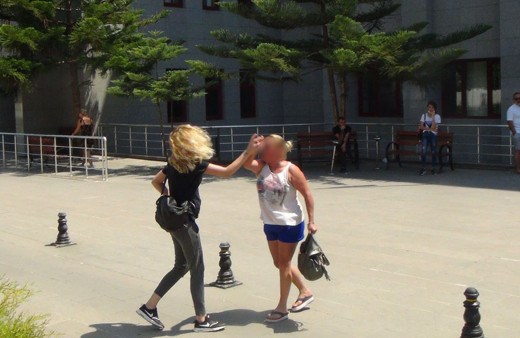 Antalya'da oğlu tutuklanınca sorumlu tuttuğu kadına saldırdı