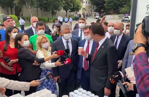 İmamoğlu'ndan 15 Temmuz anmasında şerbet ve lokum ikramı