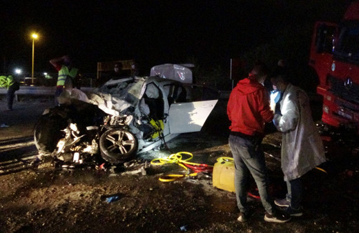 Otomobil TIR'n altına girdi: 2 ölü 1 yaralı