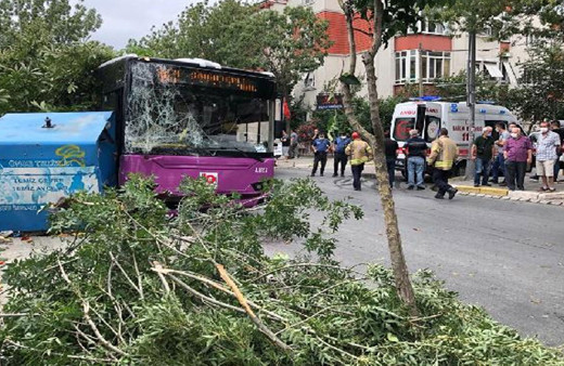 Avcılar'da halk otobüsü kaza yaptı