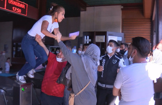 Eminönü İskelesi'nde iki kadın birbirine girdi güvenlik görevlisi araya girdi