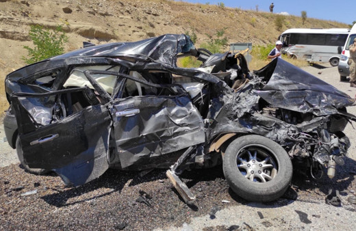 Tunceli'de midibüs ile otomobil çarpıştı! Ölü ve yaralılar var