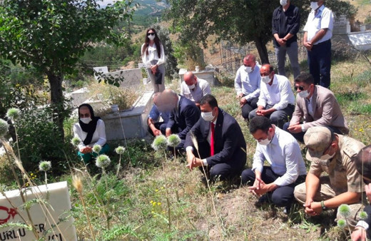 Tunceli Pülümür'de AK Parti İlçe Başkanı CHP'li Başkanı 15 Temmuz anmasında buzladı