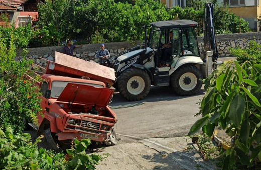 Çorum'da freni patlayan kamyonet evin bahçesine uçtu!