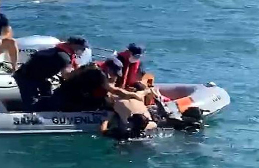 Sarıyer'de sahil güvenlik ekiplerinin denizdeki kişiyi kurtarma anları!