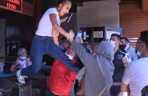 Eminönü İskelesi'ndeki uçan tekmeci kadına kötü haber! Soruşturma başlatıldı