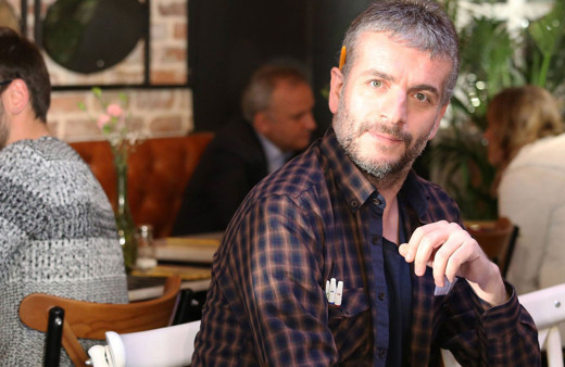 Murat Cemcir'in şoförü aracın önüne atlayan çiçekçiye çarpıp kaçtı!