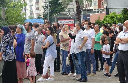 Trabzon'da binada yangın çıktı herkes izlemek için birbiriyle yarıştı