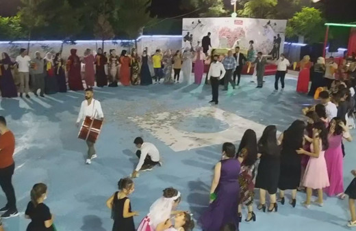 Diyarbakır'da koronayı hiçe sayıp 70 kişi kol kola halay çekti