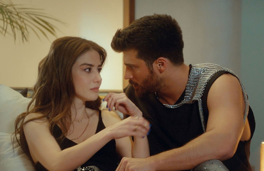 Can Yaman ile çok yakıştırılıyor ama Özge Gürel'in sevgilisi de çok ünlü