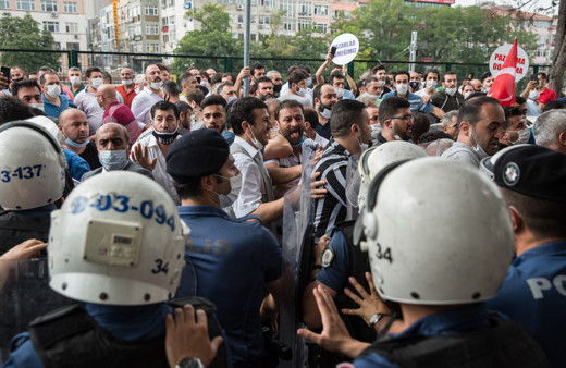 Bakırköy'de yumurtalı pazarcı protestosu! Ekmeğimizden elini çek..