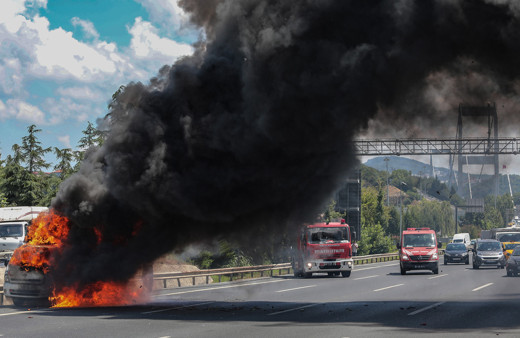 Fatih Sultan Mehmet Köprüsü'nde yangın korkuttu! Balon yüklü kamyonet alev aldı