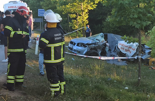 Kocaeli'de kamyonla çarpışan otomobildeki aynı aileden 5 kişi hayatını kaybetti
