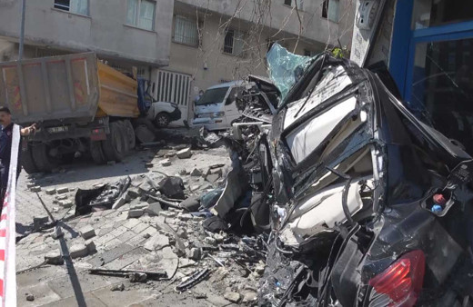 Sultangazi'de terör estirdi! Birini kağıt gibi yaptı öbürünü duvara soktu