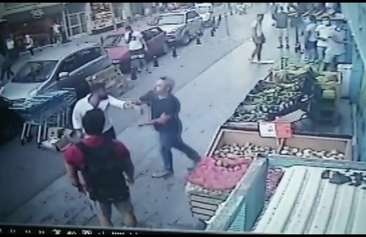 Kadıköy'de bıçaklı dehşet kamerada