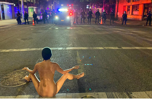 ABD'de George Floyd gösterilerinde askerlere karşı çırılçıplak direniş!