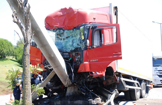 TEM Otoyolu'nda TIR çarptığı direği devirdi