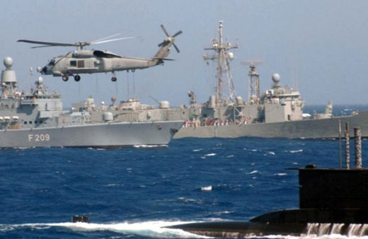 Yunan donanması Ege'ye savaş gemileri konuşlandırdı