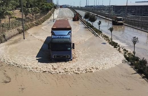 Halkalı'da su borusu patlayınca cadde göle döndü