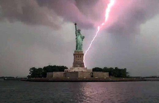ABD’de Özgürlük Heykeli’ne yıldırım düştü o anlar kamerada